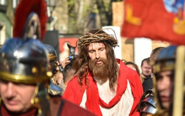 Уличное представление: одесситы показали Крестный путь Иисуса