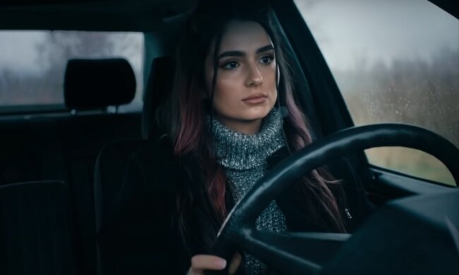 Анна Трінчер, скріншот з відео