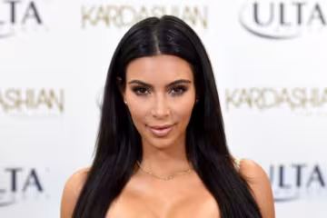 Непристойные декольте и автобус для вечеринок: Ким Кардашьян отметила 20-летие выпуска со школы