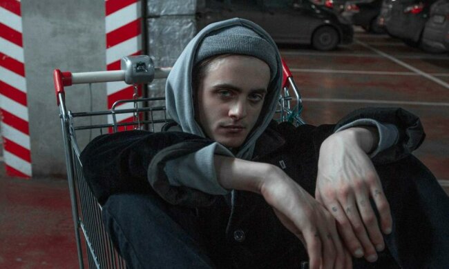 "Время пришло узнать правду о кумире", - бывшая фанатка "Пошлой Молли" обвинила лидера группы в домогательствах