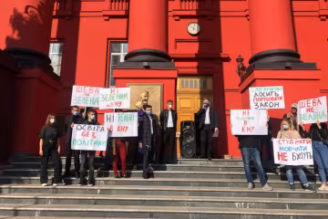 Студенти КНУ повстали проти "слуг" Зеленського: "Червоний - колір сорому"