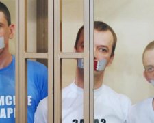 Шмон і цькування собаками: як кримських в'язнів везуть до Росії