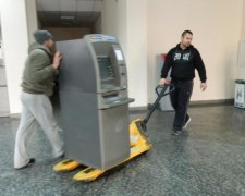 Кількість банкоматів в Україні знизилася на 10%