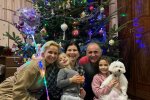 Черновчанка Лилия Ребрик обняла родителей под елкой, так похожи: "Папина доця"