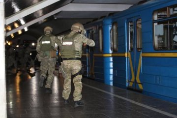 Четверо проти двох: безкарне місиво у київському метро