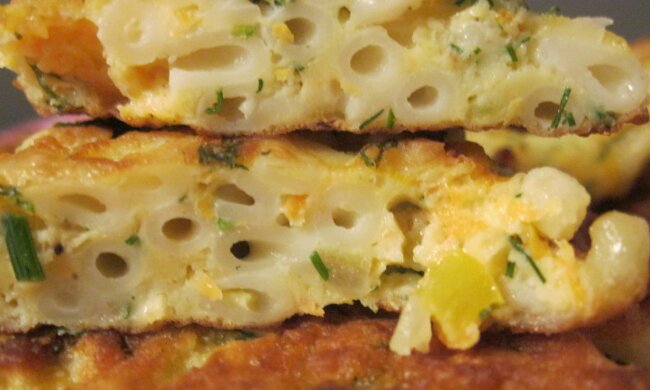 Оладки з макаронів, скріншот: YouTube