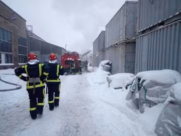 В Киеве на Дарнице вспыхнул масштабный пожар, все в черном дыму: видео