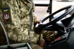 Чоловік в формі за кермом, скріншот з youtube