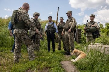 Порошенко "під мухою" та Зеленський у блакитному: головнокомандувачів порівняли одним фото