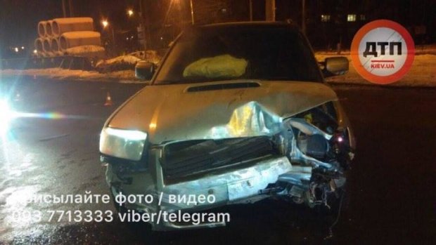 В Киеве кроссовер разбил две иномарки и скрылся
