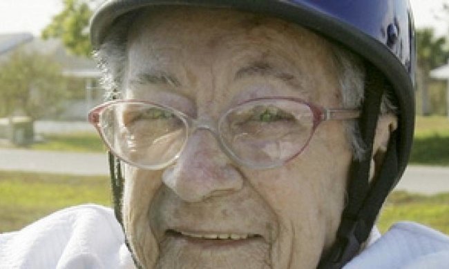 Старенька німка помилилась і підняла тост за Гітлера (фото)