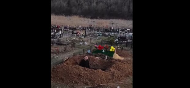 В Харькове неадекват полез в могилу ради лайков в TikTok: "Жесть, ничего святого"