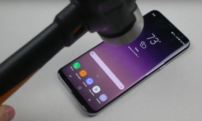 Samsung Galaxy S8 проверили на прочность молотком