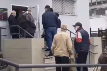 Черга до банку, скріншот: YouTube