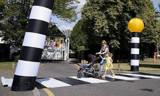 Британець власноручно зробив мобільний пішохідний перехід (фото)