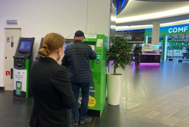 Банкомат "ПриватБанку", фото: znaj.ua