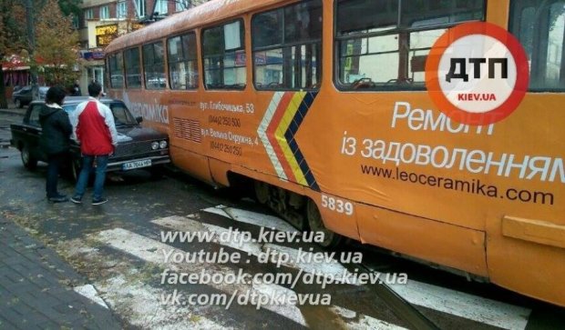 Киевский трамвай сошел с рельсов и протаранил ВАЗ