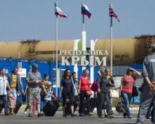 Горы мусора и серая вода: во что оккупанты превратили курорты Крыма