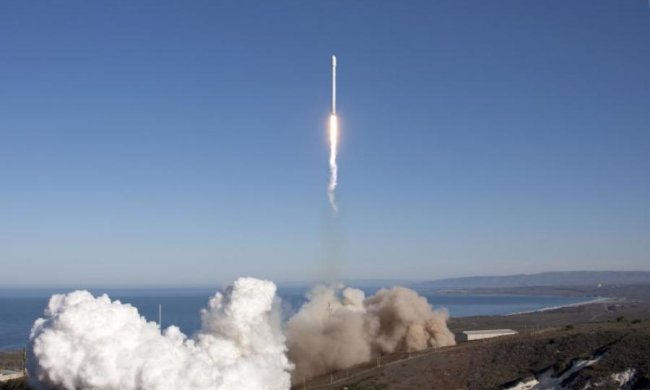 Ракета Маска у космосі: як Falcon 9 пронизала небо, відео