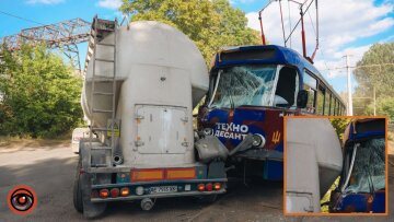 Вантажівка Scania зіткнулась з трамваєм №11 на Будівельників у Дніпрі