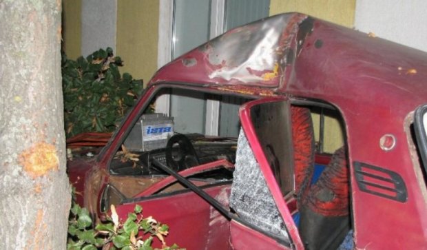 Двое киевлян оказались в плену своего авто из-за ДТП (фото)