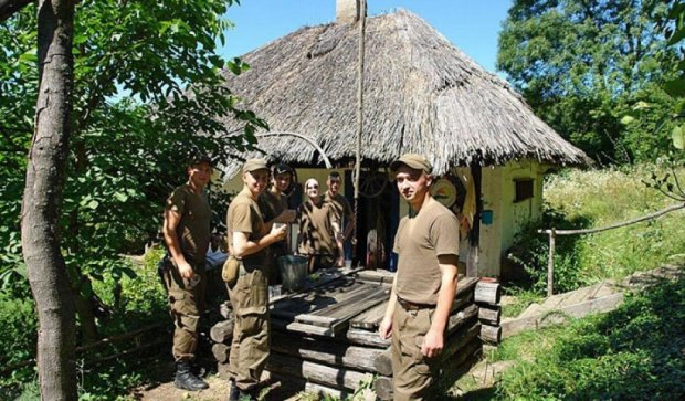 Нацгвардейцы  полакомились солдатским кулешом в музее (фото)