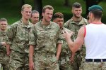 Тепер ти в армії: Збірна Англії провела тренування з морськими піхотинцями