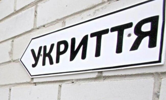 Модульне укриття біля зупинки громадського транспорту. Київ, серпень 2026