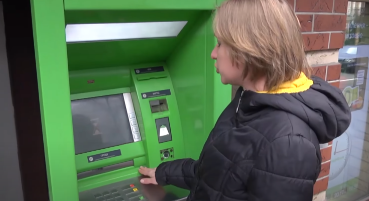 Банкомат ПриватБанка. Фото: скрин youtube