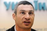 Комунальники у вус не дують: у центрі Києва з-під землі стирчать оголені дроти