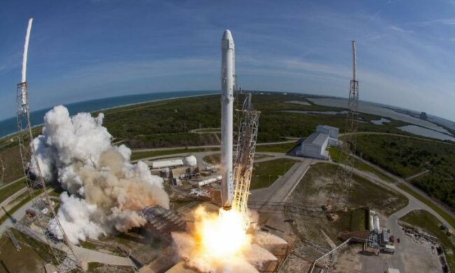 Falcon 9 чи НЛО? Творіння Маска перелякало американців