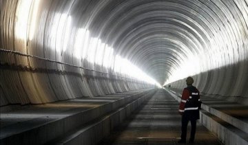 Швейцарці збудували найдовший залізничний тунель у світі