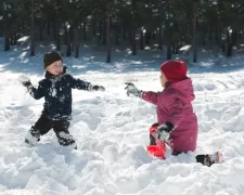 Как избежать мокрых ног у детей во время снегопада: родителям посоветовали действенный лафхак