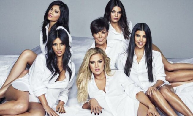 Сестрички Кардашьян-Дженнер роздяглися для реклами спідньої білизни: пікантне відео