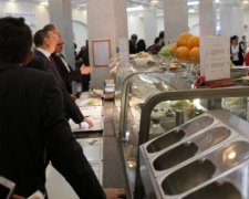Українські депутати поїдають путінські млинці: фото