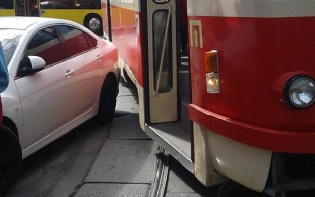 Не трамвай, об'їде: столичний автохам припаркувався на колії
