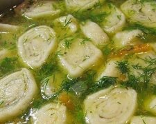 Куриный суп с чесночными галушками-рулетиками понравится детям и взрослым, быстрый рецепт