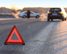 В Киеве Mazda отправила "Волгу" в столб