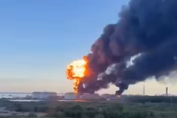 Чорний дим над Санкт-Петербургом після удару дронів по нафтовому терміналу напередодні економічного форуму