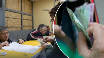 Пенсіонерка отримує пенсію, гроші в руках