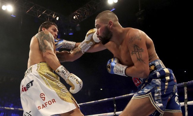 Александр Усик нокаутировал Тони Беллью и защитил все свои пояса