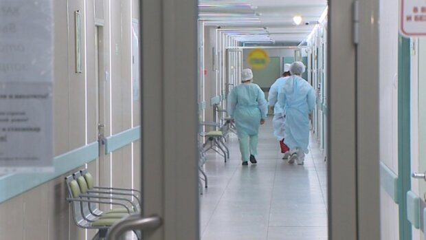 У Києві лікарі здирали останнє з родичів померлих від вірусу: "Плати або одягай сам"