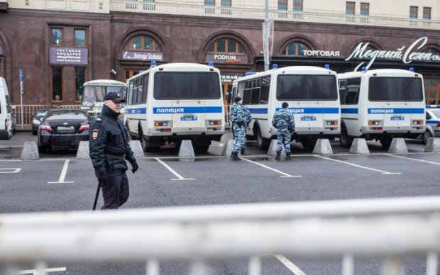 Росгвардія "пакує" активістів у центрі Москви десятками 