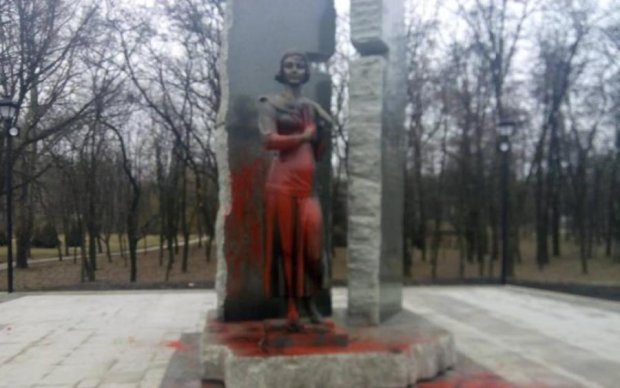 Вандалы надругались над памятником Елены Телиги в Киеве