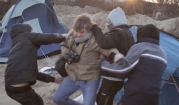 Мігранти намагались пограбувати фотографа (відео)