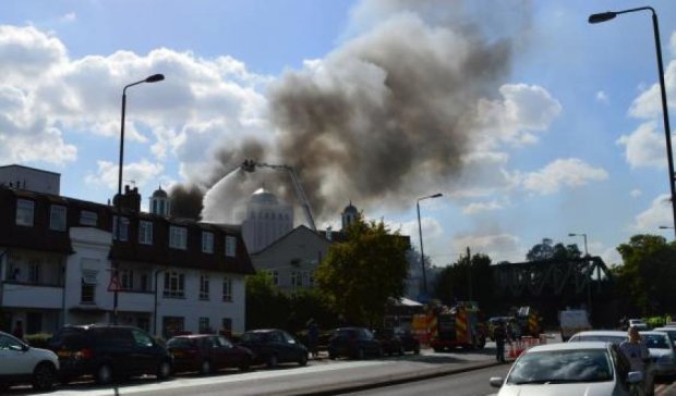 В пригороде Лондона горит крупнейшая в Западной Европе мечеть