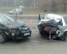 Серйозна ДТП у столиці: авто перекинулося на дах (фото)