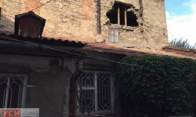 Дощ обрушив стіну одеського будинку