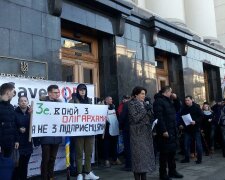 На Банковій натовп розгніваних українців кличе Зеленського на жорстку розмову, перші кадри