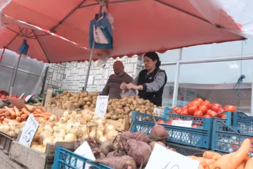 У Львові "голі" продавці на Привокзальному ринку ризикують залишити містян без картоплі - чхали на карантин